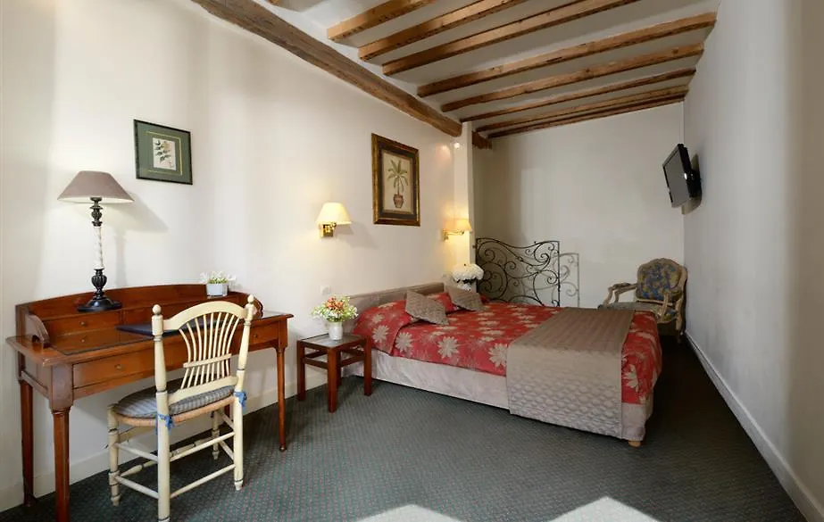 **  Hotel Exelmans París Francia