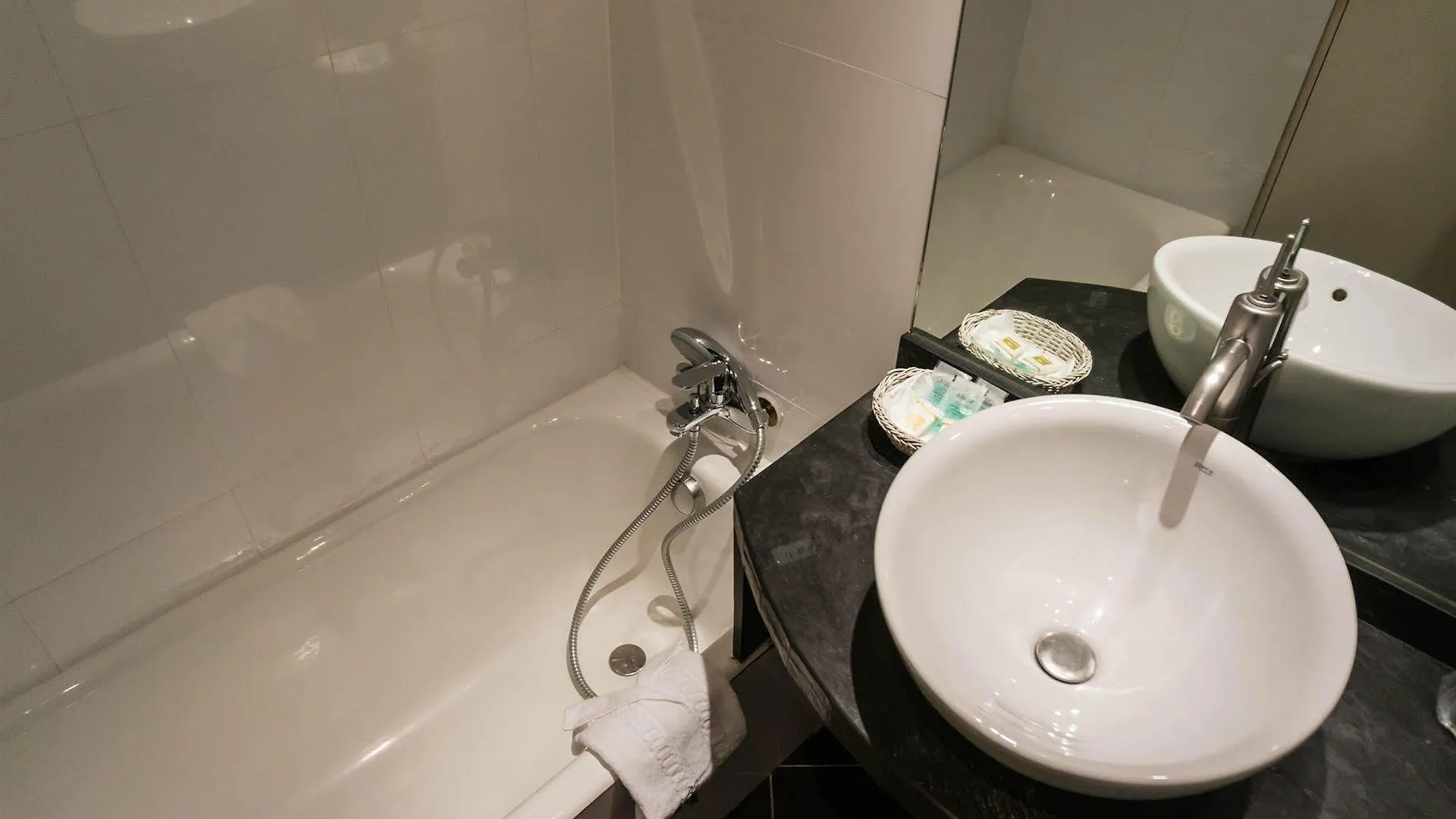 Hôtel Exelmans Paris 2*,